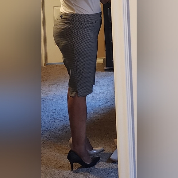 Black and white Bermuda style shorts - Picture 3 of 3